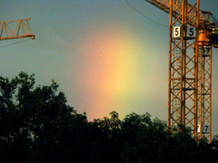 Regenbogen Zeichen am Himmel über Berlin